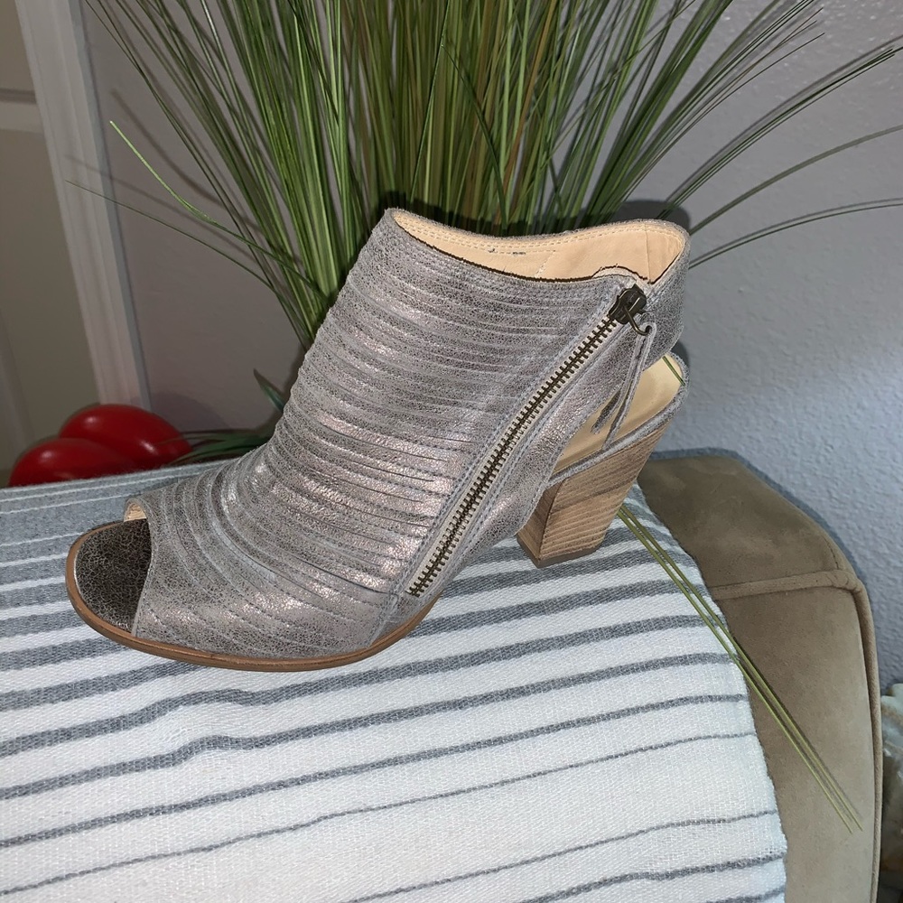Paul Green Cayanne peep toe ankle boot silver 9